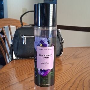 Bath & Body Works Blackberry & Basil Mist - Purple & Black